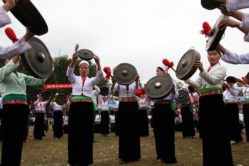 2nd Muong gong festival underway in Hoa Binh  - ảnh 1